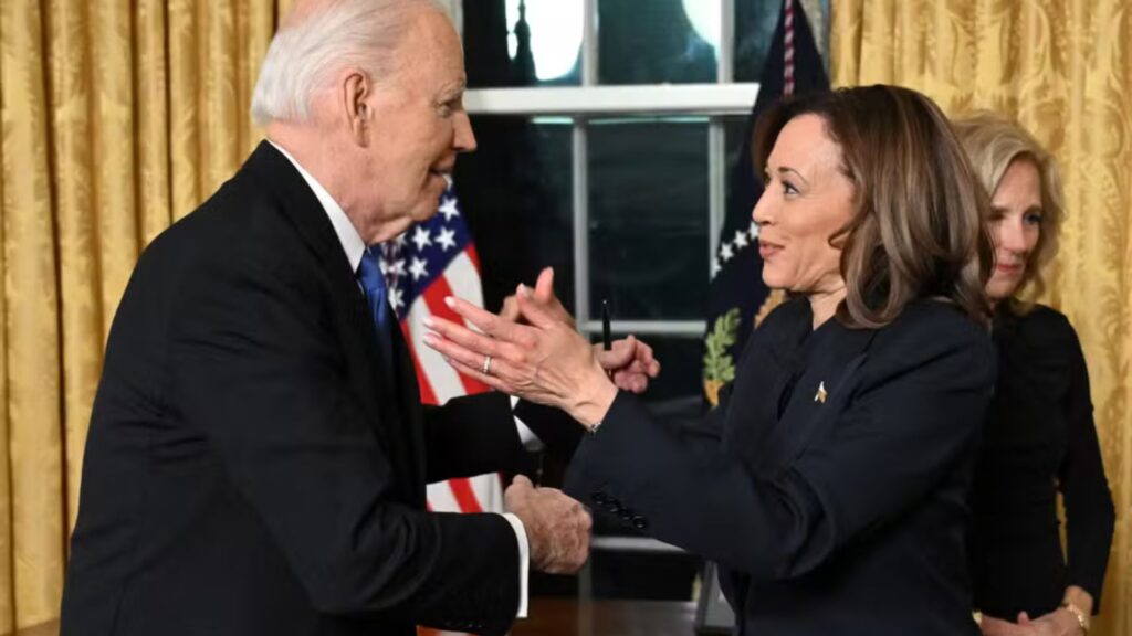 Biden greets Kamala Harris after farewell speech at the White House - Photo: Mandel Ngan/Pool via Reuters